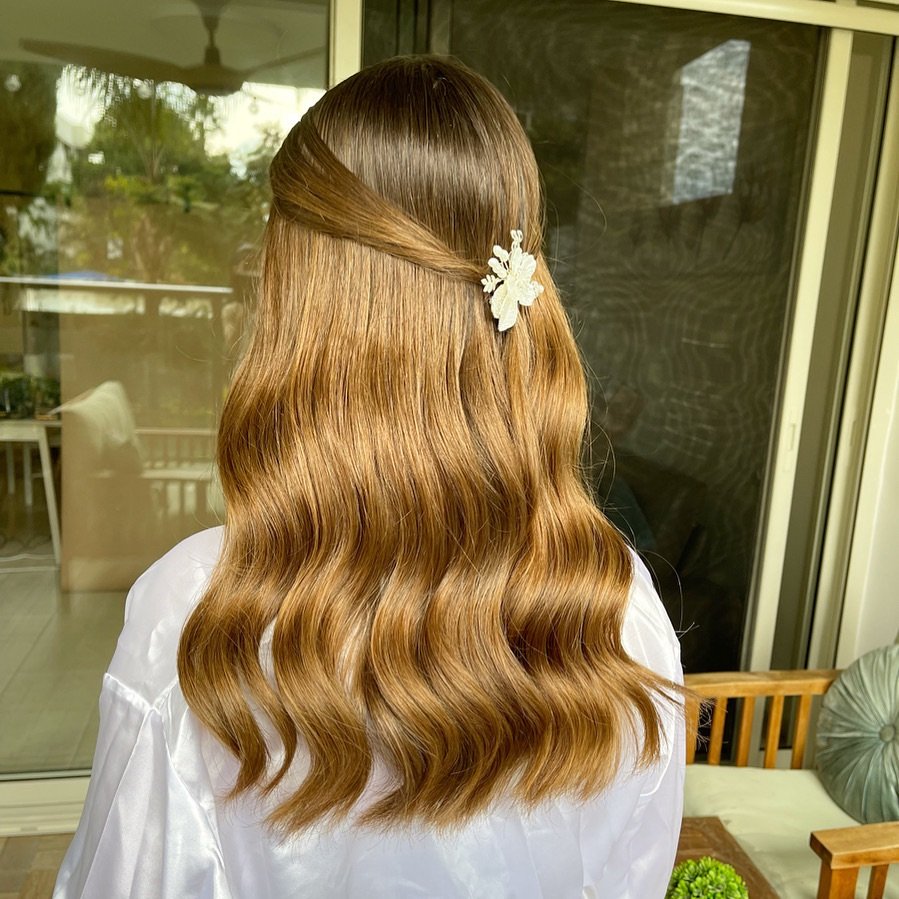 תסרוקת בייביליס מוברש עם גלים אחידים מוברשים ומוגדרים