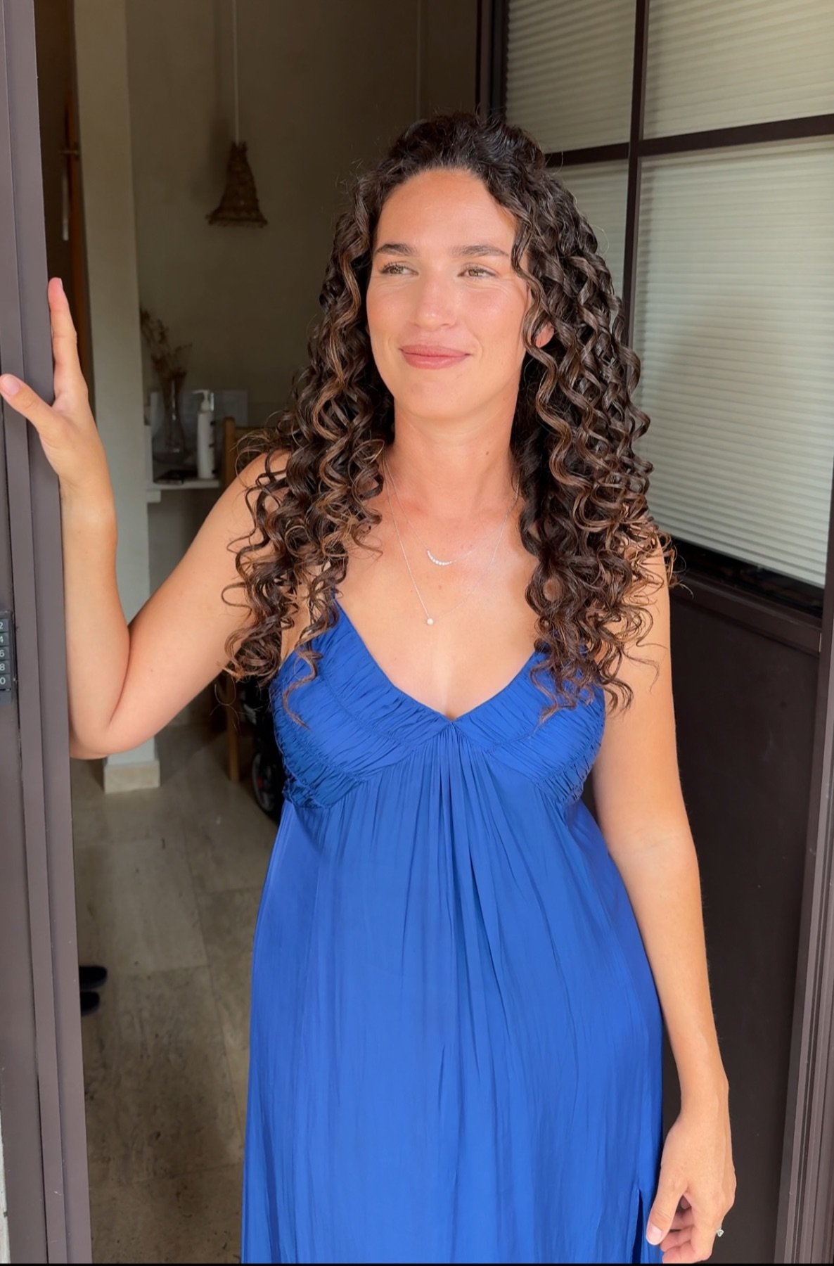 תסרוקת חצי אסופה לשיער מתולתל מאת ורד אורן חינגה