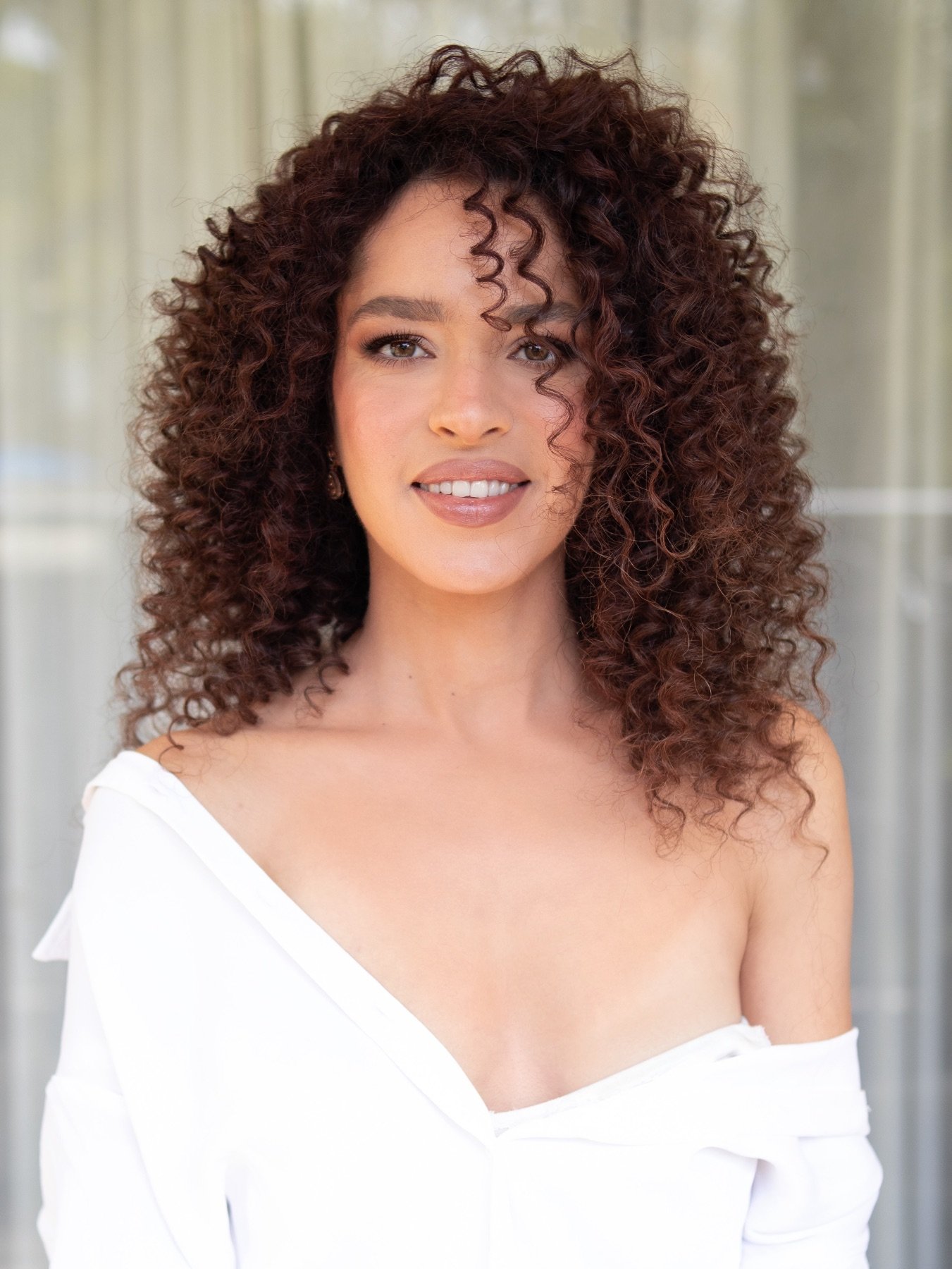 תסרוקת תלתלים פזור עם תלתלים קטנים ומוגדרים מאת ורד אורן חינגה